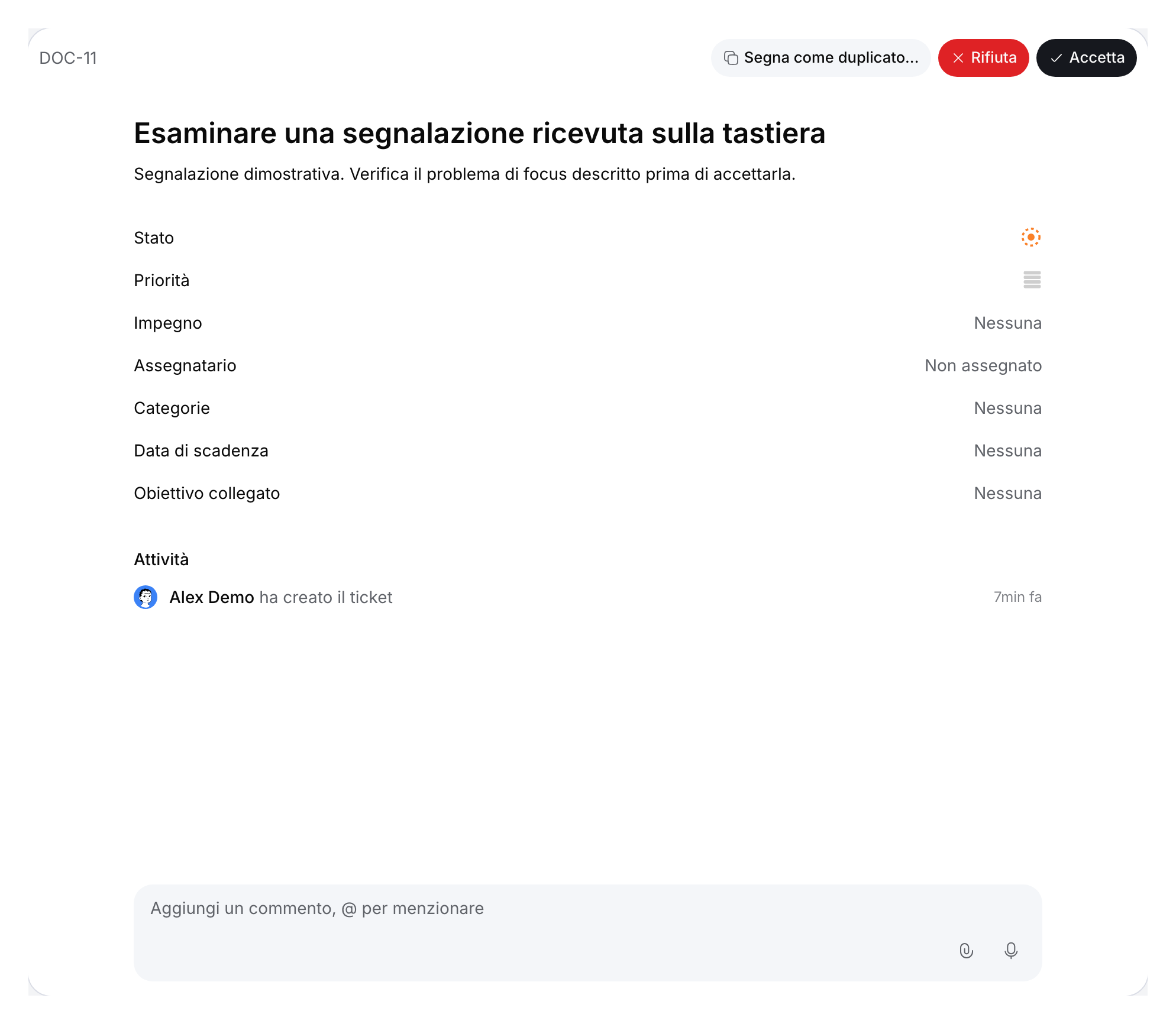 Ticket dimostrativo DOC-11 in arrivo con segnalazione, proprietà e comandi per duplicato, Rifiuta e Accetta.